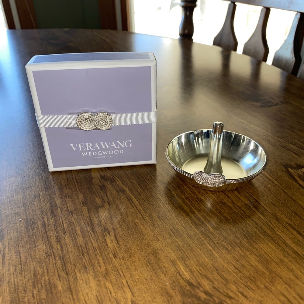 Vera Wang Infinity Ring Holder